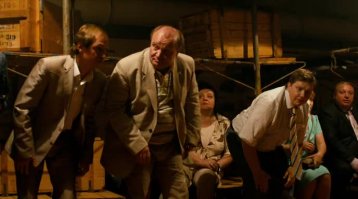 Мне из последних понравился фильмец *Выпускной*. Особенно спокойный дяденька который всех успокаивал на собрании, потом нарезался и сам на всех *буксовал*