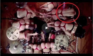 Это жесть... и тут гомосеки в стрингах