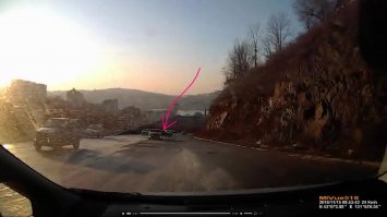 Рано видео кончилось, регик разогнался и в этого чувака (под стрелкой) <span style='color:gray'>[мат]</span> наверняка.