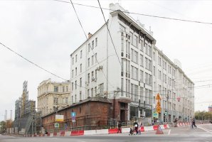 И чем же это здание так важно с культурно-исторической стороны? Тем что в нем какая-то знаменитость жила? Или что? Обычная, ничем не примечательная пятиэтажка. Я согласен, что безвкусные здания тоже строить не комильфо. Но гостиница, как я уже говорил, очень хорошо смотрится и я не понимаю вашего недовольства. Скажу еще раз: есть типы зданий, которые должны выглядеть красиво (гостиницы, музеи, театры, капитолий и т.д.), обычные жилые дома должны иметь какую-никакую облицовку и желательно сделать ее общей, скажем, по районам. Как в Питере, где район города можно определить по фасаду здания. 
P.S. Я не кремлебот.