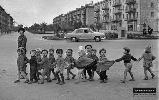Детский садик на прогулке.