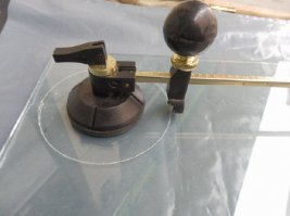 Как безопасно открыть буфет не разбив тарелки?