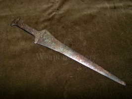 Автор, про шотландцев -сплошные гоны. 1.Килт в Шотландию пришел из Скандинавии как бэ не в 7 веке н.э. в 11веке жил Конунг викингов Магнус 3 Голоногий(угадай ка с трех раз почему у него было такое прозвище)
2. Косой андреевский крест появляется на печатях Шотландии со второй половины 13 века (лет за десять до рождения Уильяма Уоллеса).
По поводу монет 1300г до р.х. Впервые монеты появились в Лидии около 2000 до р.х. как они выглядели в 1300г. никто не скажет, но в 640г до р.х. они выглядели  ...как монеты
 Массово ковать железное оружие стали в Хатти (область в Урарту) около 1100г. до р.х., но это не означает , что у Царя или военачальника не могло быть железного меча в 1300-1400 г. до р.х. 
  Применять верховую езду в армии стали в 10 веке до н.э. в Ассирии, а просто ездить -еще раньше.