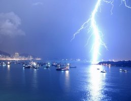 Молнии лучше фотографировать на длинной выдержке