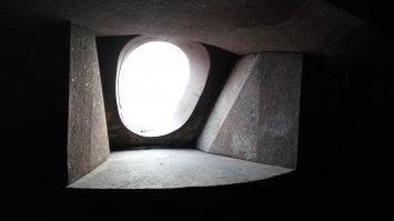 Вид на Дамбу через бойницу форта Константин. До революции здесь стояли 11ти дюймовые (253мм) крепостные орудия.