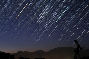 Скорее всего - солнечно-синхронная орбита.
Маленький момент: экспозиция снимка около 1.5 часа по трекам звёзд, прохождение спутника через кадр - несколько десятков секунд, за которые он успел засветить свой трек.
Ещё проще - метеор на кадре: