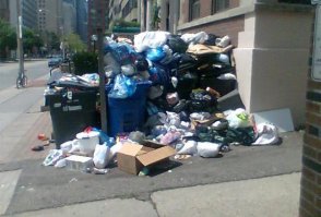 Автор, ты вообще за МКАДом бывал? Не задавал бы глупых вопросов. Так, в среднем, 2/3 страны живет. 
--------------------------

Пистапол плять. .

Ты еще во францию сгоняй, посмотри там, какой в Париже срач в 500 метрах от центра. .  Фото один в один - думал кстати фотка из Парижа. А уж про США вообще молчу. 
Такого срача как в Нью-йорке я не видел нигде. Целые районы срача. Квинс вообще звездец. Про гарлем молчу. Метро отдельная история.  ЗА Мкадом - до этих развитых стран и городов еще срать и срать. .  Но напукать про две трети нужно про Россию. 

 Как тебе порядочек? Что это? Аххххх. ЛОс-анжелес. А след. - Нью-йорк. 

И это еще с резерваций фоток нет. Чего в России даже близко не стояло.