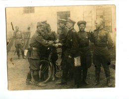Подпись на обороте фотографии говорит сама за себя...
Берлин 2 мая 1945 год.