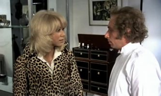 Интересно, это она в своем пальто снималась или после съемок экспроприировала?