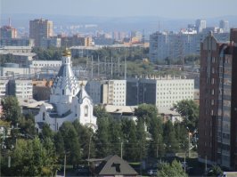 Ну что за чмошная политика бабок у подъезда. Сфотать какие-то задворки, какого-нить полурасселенного дома и ходить вокруг этого ахать. Ах как страшно жить,  ах как плохо в России. Ах везде свиньи. Ах все разрушено. .  Ниже постил фотки других стран - и это в столицах такой срач в успешной Европе и США.  Никто бл.ядь не ноет и не страдает.  
Как-то, когда было потеплее вылезал на балкон и фотал свой район.  ОЙ, две школы, ах, стадион, нуничоси - каток. А что там за сараи? Это 25 этажные общаги университета. Уххх у этих алкашей и церковь есть, а вон справа музыкальная школа.  .  Могу подъезд зафотать еще и вокруг подъездов состояние. Ни мусора ничего нет. Обычная древняя девятиэтажка в спальном районе на окраине города в Сибири. Что мы делаем не так и почему у нас чисто?