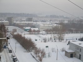 Ну что за чмошная политика бабок у подъезда. Сфотать какие-то задворки, какого-нить полурасселенного дома и ходить вокруг этого ахать. Ах как страшно жить,  ах как плохо в России. Ах везде свиньи. Ах все разрушено. .  Ниже постил фотки других стран - и это в столицах такой срач в успешной Европе и США.  Никто бл.ядь не ноет и не страдает.  
Как-то, когда было потеплее вылезал на балкон и фотал свой район.  ОЙ, две школы, ах, стадион, нуничоси - каток. А что там за сараи? Это 25 этажные общаги университета. Уххх у этих алкашей и церковь есть, а вон справа музыкальная школа.  .  Могу подъезд зафотать еще и вокруг подъездов состояние. Ни мусора ничего нет. Обычная древняя девятиэтажка в спальном районе на окраине города в Сибири. Что мы делаем не так и почему у нас чисто?