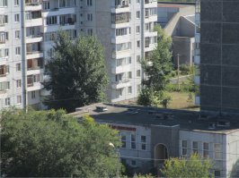 Ну что за чмошная политика бабок у подъезда. Сфотать какие-то задворки, какого-нить полурасселенного дома и ходить вокруг этого ахать. Ах как страшно жить,  ах как плохо в России. Ах везде свиньи. Ах все разрушено. .  Ниже постил фотки других стран - и это в столицах такой срач в успешной Европе и США.  Никто бл.ядь не ноет и не страдает.  
Как-то, когда было потеплее вылезал на балкон и фотал свой район.  ОЙ, две школы, ах, стадион, нуничоси - каток. А что там за сараи? Это 25 этажные общаги университета. Уххх у этих алкашей и церковь есть, а вон справа музыкальная школа.  .  Могу подъезд зафотать еще и вокруг подъездов состояние. Ни мусора ничего нет. Обычная древняя девятиэтажка в спальном районе на окраине города в Сибири. Что мы делаем не так и почему у нас чисто?