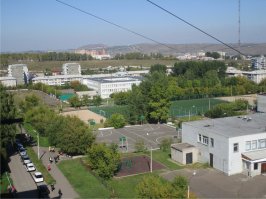 Ну что за чмошная политика бабок у подъезда. Сфотать какие-то задворки, какого-нить полурасселенного дома и ходить вокруг этого ахать. Ах как страшно жить,  ах как плохо в России. Ах везде свиньи. Ах все разрушено. .  Ниже постил фотки других стран - и это в столицах такой срач в успешной Европе и США.  Никто бл.ядь не ноет и не страдает.  
Как-то, когда было потеплее вылезал на балкон и фотал свой район.  ОЙ, две школы, ах, стадион, нуничоси - каток. А что там за сараи? Это 25 этажные общаги университета. Уххх у этих алкашей и церковь есть, а вон справа музыкальная школа.  .  Могу подъезд зафотать еще и вокруг подъездов состояние. Ни мусора ничего нет. Обычная древняя девятиэтажка в спальном районе на окраине города в Сибири. Что мы делаем не так и почему у нас чисто?