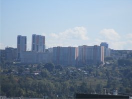 Ну что за чмошная политика бабок у подъезда. Сфотать какие-то задворки, какого-нить полурасселенного дома и ходить вокруг этого ахать. Ах как страшно жить,  ах как плохо в России. Ах везде свиньи. Ах все разрушено. .  Ниже постил фотки других стран - и это в столицах такой срач в успешной Европе и США.  Никто бл.ядь не ноет и не страдает.  
Как-то, когда было потеплее вылезал на балкон и фотал свой район.  ОЙ, две школы, ах, стадион, нуничоси - каток. А что там за сараи? Это 25 этажные общаги университета. Уххх у этих алкашей и церковь есть, а вон справа музыкальная школа.  .  Могу подъезд зафотать еще и вокруг подъездов состояние. Ни мусора ничего нет. Обычная древняя девятиэтажка в спальном районе на окраине города в Сибири. Что мы делаем не так и почему у нас чисто?