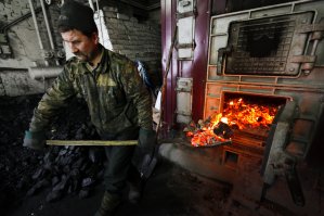 И кочегар в комплекте, ибо он задолбается его топить. 
Может, все же, это домик не на зимний сезон?