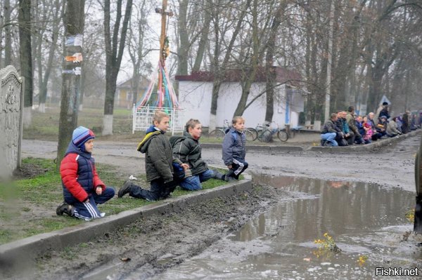 Они заставляют детей встречать мёртвых карателей с Донбасса. Взрослый человек может осознано прийти на траурную процессию, но как ребенок 8-10 лет это может сделать?
