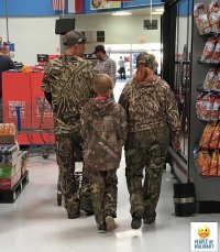 здесь что нелепо, семья может на рыбалку, охоту , в пйнтбол собралась а перед этим в магазин заскочили