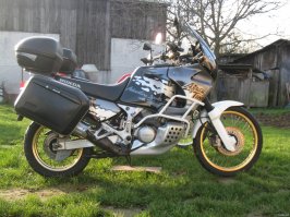 На хрена мне подруга? У меня есть жена и это чудо. И вся страна наша!