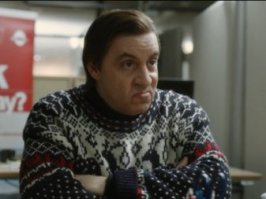 Парень спас маленькую лосиху, и теперь она приходит к нему из леса каждый день