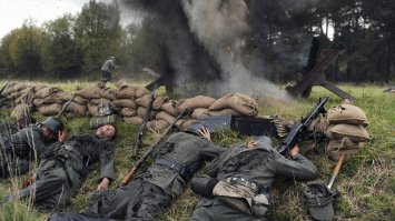 Роммель 2012 года. - 120 минут.
Давно не видел такого сильного кино.
Жанр: Боевик, Драма, Военный, Биография.
Страна: Германия, Франция, Австрия.
Из фильма понятно, почему немецкая "машина" потерпела крах на "Атлантическом валу".