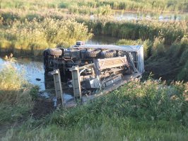 ""В пресс-службе УМВД России по Курганской области подтвердили, что за рулем Daewoo Nexia находился сотрудник полиции, который был на выходном дне.
В результате ДТП травмы получили три человека. У 25-летнего полицейского - сотрясение головного мозга, закрытая черепно-мозговая травма, рваная рана левого предплечья. Пассажирка автомобиля – тетя водителя 1963 года рождения – получила ушиб легкого, перелом левого бедра, перелом ребер. Они оба госпитализированы во городскую больницу Кургана №2. 3-летняя внучка пострадавшей, которая сидела на руках у бабушки сзади без детского удерживающего устройства, получила тупую травму живота, закрытую черепно-мозговую травму, сотрясение головного мозга, а также перелом носа. Девочка госпитализирована в областную детскую больницу имени Красного креста. Другие участники ДТП не пострадали."" 
Здесь:znak.com/2016-08-19/ot_avto_nichego_ne_ostalos_u_kurgana_silovik_sprovociroval_dtp_chudom_nikto_ne_pogib