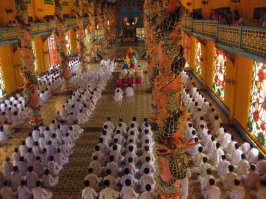 Из соседней ветки:

Последователи религии Каодай, распространённой во Вьетнаме, поклоняются одноимённому божеству, однако считают святыми лидеров многих других религий и не только. На первом ранге святости в Каодай — Будда, на втором — Конфуций. На третьей ступени помимо Иисуса, Мухаммеда и Моисея присутствуют также Ленин, Шекспир, Жанна д'Арк и Виктор Гюго.