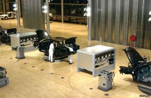 Похожее уже вроде работает на заводе VW в Дрездене, где собирают Фаэтоны.  Круто конечно, был там на экскурсии. Погуглите: Стеклянный завод Фольксваген