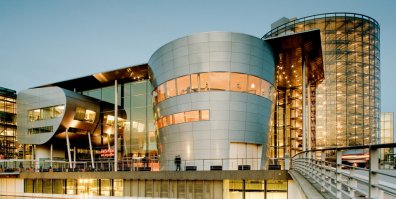 Похожее уже вроде работает на заводе VW в Дрездене, где собирают Фаэтоны.  Круто конечно, был там на экскурсии. Погуглите: Стеклянный завод Фольксваген