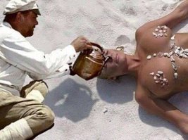 Голая Волочкова искупалась на улице, показав обвисшие ягодицы