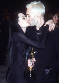 она всегда невсебейная была.
это она с родным братом.