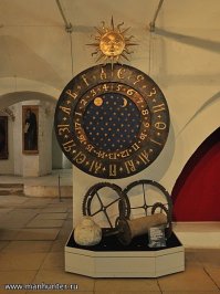 Так я академических и не опровергаю, я их цитирую. 
Когда привожу данные которые противоречат им, то уточняю.

Хотите доказательств - Лицевой летописный свод был создан в XVI веке? 

Здесь мы видим 12 часов в круге, привычные стрелки. Установлены монахом Лазарем. Ни о каких особенных "русских часах" речи и не идет. Доказать картинку-подделку просто - якобы в 15 веке монахом устанавливается 12-часовой циферблат, затем через два века во всех источниках фигурирует 17-часовой циферблат и через лет пятьдесят Пётр первый снова меняет их на 12-часовые традиционные куранты.

Но ведь подлинник этот свод летописей в академических кругах.