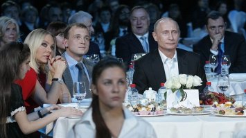 Кто тз них Орнелла Мути???
На дядьку с цветами не похоже.