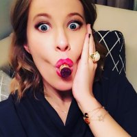 Это у нее самодроч во рту?
Она как всегда очень креативна!