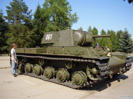 Какой момент, парень смотрит на оригинальный КВ и сравнивает его со своим думая, что бы еще прокачать