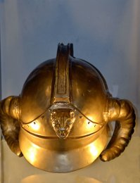 Рыцарское облачение, маски гладиаторов, военные шлемы и тому подобное всех времен и народов
