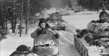 И тут же ляпы, куда ж без них! На переднем плане Т-34/85 в модификации с разнесёнными вентиляторами, который (тут ссылаюсь на авторитет М.Свирина) в боях Великой отечественной не успел поучаствовать