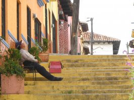 Если речь идет не о туристических центрах Испании, а о мелких городах и провинциях - то с 14 до 16 у них не суп, а храп.... время сиесты...