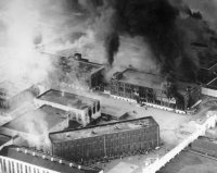 Зачем домик передвинули, да ещё криво?)