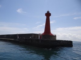 Гигантские волны обрушиваются на 23-метровый маяк