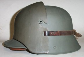 на "рога" каски крепилась бронеплита.