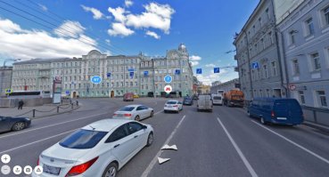 Там раньше не было встречного транспорта. Давно там не проезжал, но если на основной секции светофора нет контурной стрелки с указанием направления движения, то есть если там просто сплошной зелёный, то ехать можно во всех направлениях, но встречный транспорт пропустить надо в любом случае!