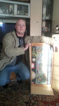 эта студентка уже не один такой пазл собрала.
она собирала и 33600.
мы с женой собрали 32256 пазл,довольно весёлый(на 2 фотке)
а 33600 пока не дособирала жена.(коробка от него на 3 фотке)
сейчас придёт с работы,огорчу.скажу что уже 40000есть.
но по мне 40000вообще не красивый