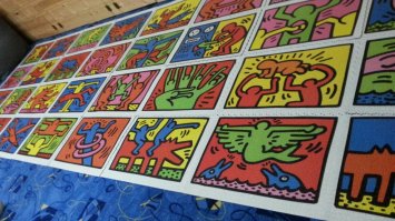 эта студентка уже не один такой пазл собрала.
она собирала и 33600.
мы с женой собрали 32256 пазл,довольно весёлый(на 2 фотке)
а 33600 пока не дособирала жена.(коробка от него на 3 фотке)
сейчас придёт с работы,огорчу.скажу что уже 40000есть.
но по мне 40000вообще не красивый