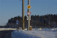 А вот так он используется чаще всего:

Убрать его со столба и оставить знак уступи дорогу Что изменится? Ничего.