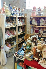Куклы: Бельгия, Голландия. У продавщицы было около 5000 кукол старинных...
