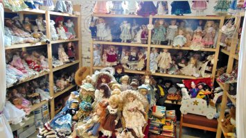 Куклы: Бельгия, Голландия. У продавщицы было около 5000 кукол старинных...