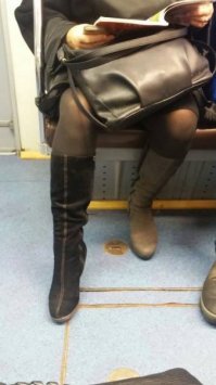 Женщина у Вас сапоги разные... - дома такие же...