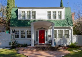 хоть сколько пугающих домов нарисуйте, а этот с детства останется в сердце. сердце бы найти, оно иногда в пятки уходило