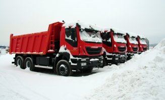 Вообще-то мир изменился. И даже российский рынок автомобилей...
1. Забитая техникой площадка готовой продукции - это плохо. Ибо любой склад - всегда замороженные деньги. На картинке весь(!) склад готовой продукции завода "Ивеко-АМТ" (Миасс, Челябинская обл., российское предприятие с небольшой долей итальянских акционеров). И это замечательно: машины прямо с конвейера уходят к конкретному покупателю.
2. Когда мы говорим о миллионах советского автопрома, то забываем, что выпускались однотипные автомобили. Например, ЗиЛ-130. Один двигатель, одна коробка, единственная рессорная подвеска, одна колесная формула 4х2 (6х4 поздняя разработка). И всего три варианта в итоге: шасси (с короткой или длинной базой - только лонжероны рамы и кардан меняются), бортовая платформа, седельный тягач. Это все. Да, на шасси потом ставились надстройки, но миллионов там уже не было. Сегодня, раз уж начал упоминать, "Ивеко-АМТ" основную модель "Trakker" выпускает в 400-х модификациях. Например, по колесной формуле от 4х2 до 10х10. А так как на конвейере может не быть рядом двух одинаковых грузовиков, то полный цикл сборки колеблется от 124 минут (стандартное шасси 6х6) до 3 смен (3х8=24 часа, пожарный автомобиль, шасси 6х6). Посему цифра с 6 нулями здесь достижима лет через 50-70.
3. Объективно спрос на технику снизился. Во-первых, она стала надежней. Есть такой параметр "коэффициент технической готовности". Он означает, что автомобиль исправен и готов приступить к выполнению рейсового задания либо его выполняет. Когда мы начинали с МАЗами в начале 90-х, КТГ был 0,55. Иными словами: 164 дня в году автомобиль находился в простое по техническим причинам. Сейчас, правда - с иномарками, даже 10-летними, мы не падаем ниже 0,95. И вместо двух машин, нам достаточно одной. Но мы не одни такие, посему реальный спрос на технику сокращается. Во-вторых. МАЗы мы списывали/ продавали частникам после 10 лет или 1,0 млн.км. Причем после нескольких ремонтов двигателя, ремонта и замены коробки, в мостах оставалась оригинальная только балка (не всегда), кабина ржавела насквозь. Сейчас (виноват, но - с иномарками) после миллиона мы только начинаем задумываться о планах ремонта двигателя. А есть примеры, когда 1,0 млн. это лишь вторая замена диска сцепления. Так что тоже получается фактор падения спроса на технику.
4. СССР был велик, но реально только два завода производили магистральные тягачи. МАЗ и отчасти - КамАЗ (у этих грузоподъемность меньше). Экзотика (КАЗ, Шкода) на трассе погоды не делали. Сейчас у нас Российская Федерация и она территориально стала меньше. Но марок магистральников стало больше. И если составить простую пропорцию, будет понятно, что миллионы грузовиков у отдельно взятого производителя больше не нужны. Был недавно в Набережных Челнах на заводе "Даймлер КАМАЗ Рус". Они за 6 лет выпустили 10 тысяч грузовиков, и производство вполне загружено: запускают вторую смену сборки. Причем производительность труда (число выпущенных автомобилей на одного работника) здесь выше, чем на КАМАЗе...
Так что не надо ностальгии: мир изменился, и прошлое давно пора оставить мертвым...