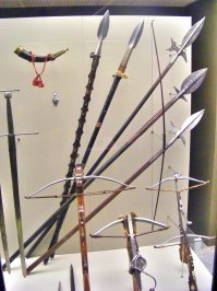 Брюссель. Музей Армии. Надо как-нибудь все фото выложить.
Алебарда в поле против рыцарей не попрёт. Она короче копий всадников. Для её применения нужны специальные условия. Да, в рукопашной схватке, когда противники уже сошлись вплотную, и копьё уже не может иметь применение, она как раз и сгодится. Что интересно, алебарды стали массово применять уже на закате рыцарства...